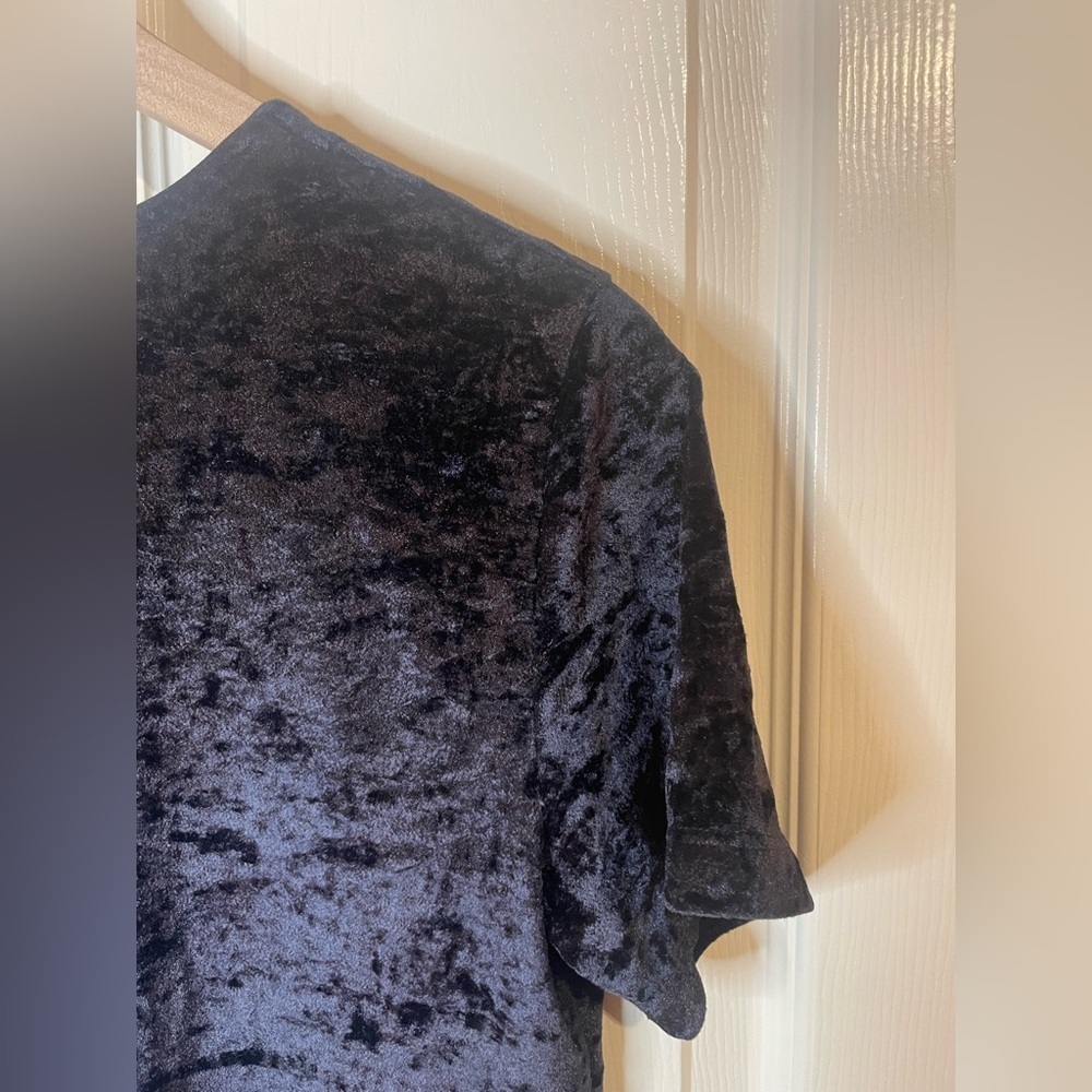 Vince Black Chic Velvet Top Size Medium - Picture 9 of 9